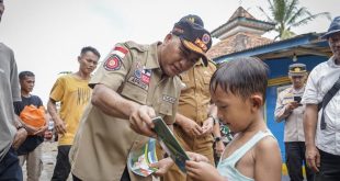 Penjabat (Pj.) Bupati Kabupaten Musi Banyuasin (Muba), H. Apriyadi Mahmud, gerak cepat turun langsung mendatangi warga yang terdampak Ayo Nalam atau Banjir tahunan akibat meluapnya air Sungai Sake, pada hari Senin tanggal 8 Januari 2024. (foto : DinKominfo Muba)