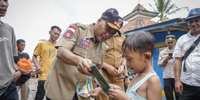 Penjabat (Pj.) Bupati Kabupaten Musi Banyuasin (Muba), H. Apriyadi Mahmud, gerak cepat turun langsung mendatangi warga yang terdampak Ayo Nalam atau Banjir tahunan akibat meluapnya air Sungai Sake, pada hari Senin tanggal 8 Januari 2024. (foto : DinKominfo Muba)