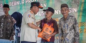 Pj. Bupati Muba, H. Apriyadi Mahmud, saat meninjau Posko Penanggulangan Bencana Banjir di Desa Tanjung Agung Barat, Kecamatan Lais, bersama Pj. Gubernur Provinsi Sumatera Selatan (Sumsel), Agus Fatoni, hari Jumat tanggal 19 Januari 2024.