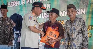 Pj. Bupati Muba, H. Apriyadi Mahmud, saat meninjau Posko Penanggulangan Bencana Banjir di Desa Tanjung Agung Barat, Kecamatan Lais, bersama Pj. Gubernur Provinsi Sumatera Selatan (Sumsel), Agus Fatoni, hari Jumat tanggal 19 Januari 2024.
