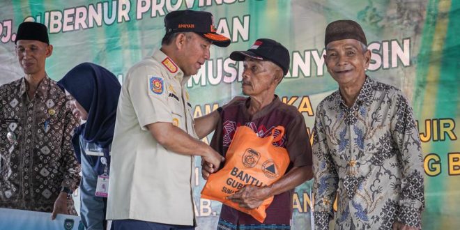 Pj. Bupati Muba, H. Apriyadi Mahmud, saat meninjau Posko Penanggulangan Bencana Banjir di Desa Tanjung Agung Barat, Kecamatan Lais, bersama Pj. Gubernur Provinsi Sumatera Selatan (Sumsel), Agus Fatoni, hari Jumat tanggal 19 Januari 2024.