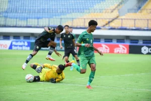 Pemain PSKC Cimahi dan Sriwijaya FC berebut bola pada pertandingan ke 5 Babak Playoff Degradasi Liga 2 Indonesia yang digelar di Stadion Gelora Bandung Lautan Api pada hari Jum'at tanggal 27 Januari 2024. (foto : Media Officer SFC)