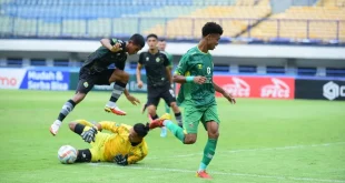 Pemain PSKC Cimahi dan Sriwijaya FC berebut bola pada pertandingan ke 5 Babak Playoff Degradasi Liga 2 Indonesia yang digelar di Stadion Gelora Bandung Lautan Api pada hari Jum'at tanggal 27 Januari 2024. (foto : Media Officer SFC)