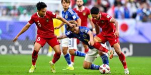 Dua pemain Tim Nasional Indonesia mengawal pergerakan pemain Tim Nasional Jepang dalam pertandingan terakhir Grup D Piala Asia 2023 yang digelar di Stadion Al Thumama, Doha, Qatar, pada hari Rabu tanggal 24 Januari 2024. (foto : PSSI)