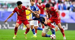 Dua pemain Tim Nasional Indonesia mengawal pergerakan pemain Tim Nasional Jepang dalam pertandingan terakhir Grup D Piala Asia 2023 yang digelar di Stadion Al Thumama, Doha, Qatar, pada hari Rabu tanggal 24 Januari 2024. (foto : PSSI)