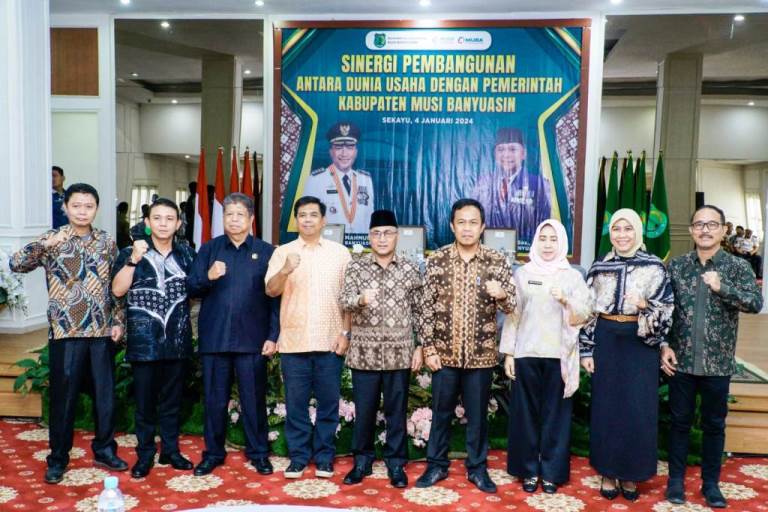Pj. Bupati Kabupaten Musi Banyuasin, H. Apriyadi Mahmud, bersama Perwakilan Perusahaan Perkebunan dan Pertambangan, dalam rangka acara Sinergi Pembangunan Antara Dunia Usaha dengan Pemerintah Kabupaten Musi Banyuasin. (foto : Diskominfo Muba)