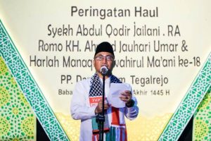 Pj. Bupati Kabupaten Musi Banyuasin, H. Apriyadi Mahmud, menghadiri acara Haul Sulthon Auliya Syekh Abdul Qodir Al-Jailani r.a dan Romo KH. Ahmad Jauhari Umar serta Harlah Manaqib Jawahirul Ma’ani, Sholawatun Nabi Jawahirus Saniyah di halaman Pondok Pesantren (Ponpes) Darussalam Tegalrejo, Desa Tanjung Kerang, Kecamatan Babat Supat, Kabupaten Musi Banyuasin (Muba), pada hari Kamis malam, tanggal 4 Januari 2024. (foto : Humas Pemkab Muba)