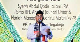 Pj. Bupati Kabupaten Musi Banyuasin, H. Apriyadi Mahmud, menghadiri acara Haul Sulthon Auliya Syekh Abdul Qodir Al-Jailani r.a dan Romo KH. Ahmad Jauhari Umar serta Harlah Manaqib Jawahirul Ma’ani, Sholawatun Nabi Jawahirus Saniyah di halaman Pondok Pesantren (Ponpes) Darussalam Tegalrejo, Desa Tanjung Kerang, Kecamatan Babat Supat, Kabupaten Musi Banyuasin (Muba), pada hari Kamis malam, tanggal 4 Januari 2024. (foto : Humas Pemkab Muba)