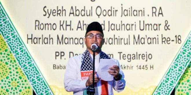 Pj. Bupati Kabupaten Musi Banyuasin, H. Apriyadi Mahmud, menghadiri acara Haul Sulthon Auliya Syekh Abdul Qodir Al-Jailani r.a dan Romo KH. Ahmad Jauhari Umar serta Harlah Manaqib Jawahirul Ma’ani, Sholawatun Nabi Jawahirus Saniyah di halaman Pondok Pesantren (Ponpes) Darussalam Tegalrejo, Desa Tanjung Kerang, Kecamatan Babat Supat, Kabupaten Musi Banyuasin (Muba), pada hari Kamis malam, tanggal 4 Januari 2024. (foto : Humas Pemkab Muba)