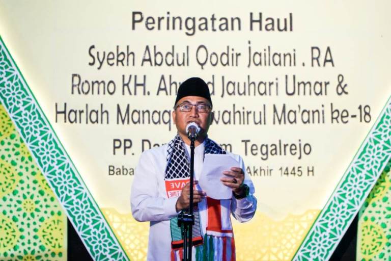 Pj. Bupati Kabupaten Musi Banyuasin, H. Apriyadi Mahmud, menghadiri acara Haul Sulthon Auliya Syekh Abdul Qodir Al-Jailani r.a dan Romo KH. Ahmad Jauhari Umar serta Harlah Manaqib Jawahirul Ma’ani, Sholawatun Nabi Jawahirus Saniyah di halaman Pondok Pesantren (Ponpes) Darussalam Tegalrejo, Desa Tanjung Kerang, Kecamatan Babat Supat, Kabupaten Musi Banyuasin (Muba), pada hari Kamis malam, tanggal 4 Januari 2024. (foto : Humas Pemkab Muba)