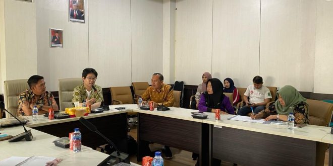 Pemerintah Kabupaten (Pemkab) Musi Banyuasin (Muba) melalui Dinas Kesehatan, menerima seorang Peneliti Tamu dari Institut Penelitian Kebudayaan Asia Universitas Toyo asal Negera Jepang, Dr. Hasegawa Takuya, pada hari Jum'at tanggal 12 Januari 2024, di Kantor Dinas Kesehatan Kabupaten Muba. (foto : BekisarMedia.id/Arianto)