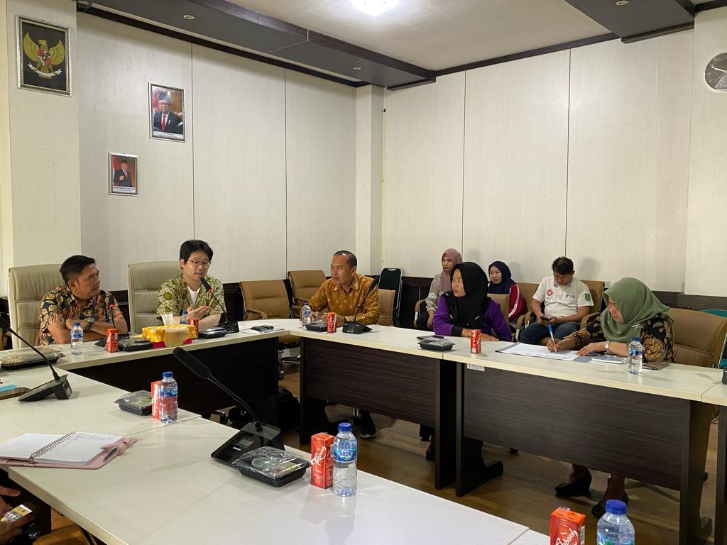 Pemerintah Kabupaten (Pemkab) Musi Banyuasin (Muba) melalui Dinas Kesehatan, menerima seorang Peneliti Tamu dari Institut Penelitian Kebudayaan Asia Universitas Toyo asal Negera Jepang, Dr. Hasegawa Takuya, pada hari Jum'at tanggal 12 Januari 2024, di Kantor Dinas Kesehatan Kabupaten Muba. (foto : BekisarMedia.id/Arianto)