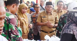 Pj. Sekretaris Daerah Kabupaten Musi Banyuasin, Musni Wijaya, menghadiri acara launching Gerakan Pengendalian Inflasi Serentak Sumatera Selatan di Halaman Kantor Camat Sekayu, pada hari Senin tanggal 29 Januari 2024. (foto : Dinkominfo Muba)