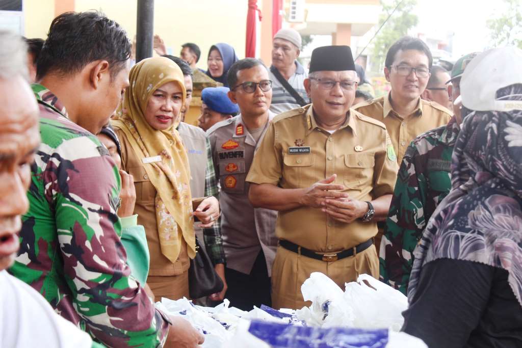 Pj. Sekretaris Daerah Kabupaten Musi Banyuasin, Musni Wijaya, menghadiri acara launching Gerakan Pengendalian Inflasi Serentak Sumatera Selatan di Halaman Kantor Camat Sekayu, pada hari Senin tanggal 29 Januari 2024. (foto : Dinkominfo Muba)