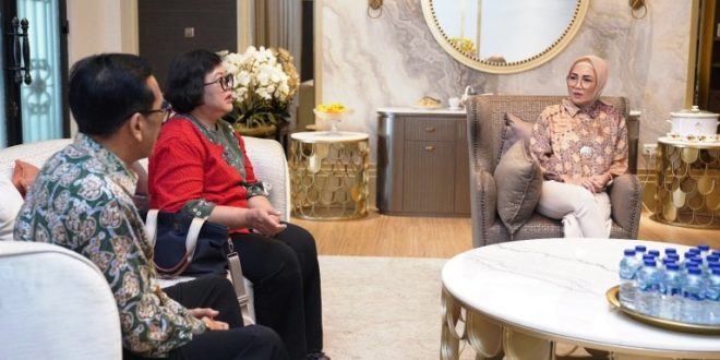 Ketua Dewan Perwakilan Rakyat Daerah (DPRD) Provinsi Sumatera Selatan (Sumsel), Hj. Anita Noeringhati, menerima kunjungan dari Panitia Oikemene Kristen Katholik Sumsel. Pertemuan tersebut berlangsung di Rumah Jabatan Ketua DPRD Sumsel, pada hari Rabu tanggal 13 Desember 2023. (foto : Humas DPRD Sumsel)