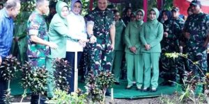 Ketua Dewan Perwakilan Rakyat Daerah (DPRD) Provinsi Sumatera Selatan (Sumsel), Hj. Anita Noeringhati, menghadiri acara bakti sosial dan peluncuran program TNI AD Manunggal Air yang berlangsung di Jalan Taqwa Mata Merah, Palembang, pada hari Selasa tanggal 6 Februari 2024. (foto : Humas DPRD Sumsel)