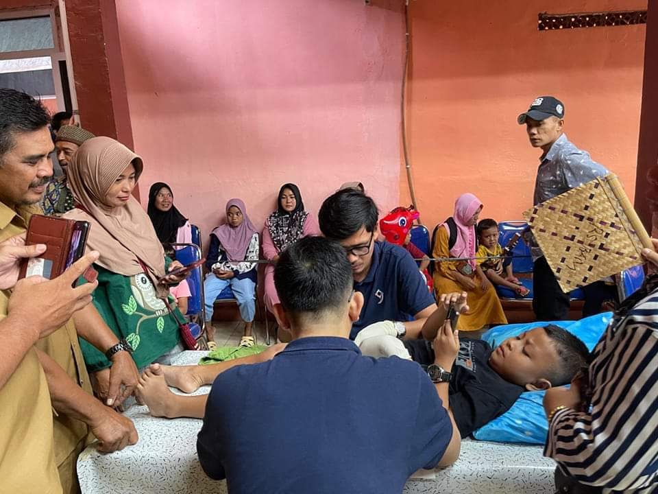 Suasana Khitanan Gratis yang digelar oleh PT. Bukit Asam Tbk bekerja sama dengan PT. Bukit Asam Medika di sekitar wilayah operasional perusahaan. (foto : PT. Bukit Asam)