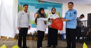 Bupati Kabupaten Penukal Abab Lematang Ilir (PALI), Heri Amalindo, yang diwakili oleh Sekretaris Daerah (Sekda) yakni Kartika Yanti, menghadiri acara peringatan Hari Peduli Sampah Nasional (HPSN) yang digelar di halaman Kantor Dinas Lingkungan Hidup (DLH) PALI, hari Rabu tanggal 28 Februari 2024. (foto : SMSI Sumsel)