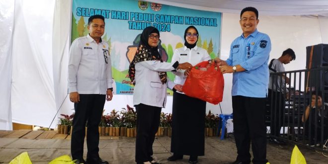 Bupati Kabupaten Penukal Abab Lematang Ilir (PALI), Heri Amalindo, yang diwakili oleh Sekretaris Daerah (Sekda) yakni Kartika Yanti, menghadiri acara peringatan Hari Peduli Sampah Nasional (HPSN) yang digelar di halaman Kantor Dinas Lingkungan Hidup (DLH) PALI, hari Rabu tanggal 28 Februari 2024. (foto : SMSI Sumsel)