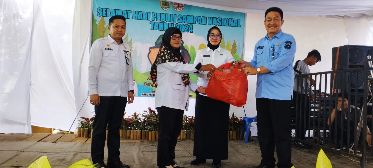 Bupati Kabupaten Penukal Abab Lematang Ilir (PALI), Heri Amalindo, yang diwakili oleh Sekretaris Daerah (Sekda) yakni Kartika Yanti, menghadiri acara peringatan Hari Peduli Sampah Nasional (HPSN) yang digelar di halaman Kantor Dinas Lingkungan Hidup (DLH) PALI, hari Rabu tanggal 28 Februari 2024. (foto : SMSI Sumsel)
