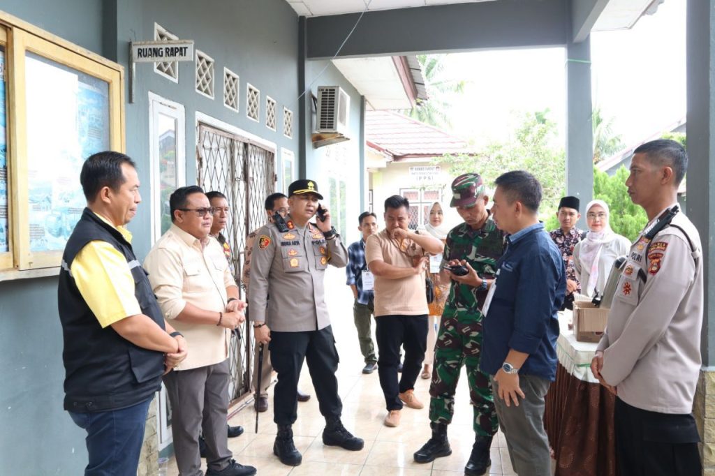 Penjabat (Pj.) Wali Kota Lubuklinggau, Trisko Defriyansa, menghadiri acara Rapat Pleno terbuka hasil perhitungan perolehan suara pada Pemilu 2024 tingkat kecamatan dalam wilayah Kota Lubuklinggau, via zoom meeting di Rumah Dinas Wali Kota Lubuklinggau, Kelurahan Petanang Ilir Kecamatan Lubuklinggau Utara l, hari Minggu tanggal 18 Februari 2024. (bekisarmedia.id/Tri Ricki)
