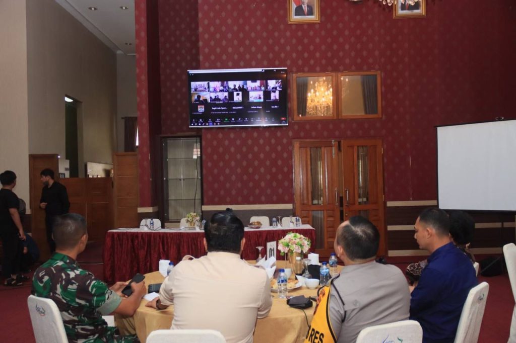 Penjabat (Pj.) Wali Kota Lubuklinggau, Trisko Defriyansa, menghadiri acara Rapat Pleno terbuka hasil perhitungan perolehan suara pada Pemilu 2024 tingkat kecamatan dalam wilayah Kota Lubuklinggau, via zoom meeting di Rumah Dinas Wali Kota Lubuklinggau, Kelurahan Petanang Ilir Kecamatan Lubuklinggau Utara l, hari Minggu tanggal 18 Februari 2024. (bekisarmedia.id/Tri Ricki)