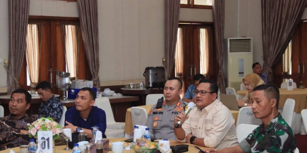 Penjabat (Pj.) Wali Kota Lubuklinggau, Trisko Defriyansa, menghadiri acara Rapat Pleno terbuka hasil perhitungan perolehan suara pada Pemilu 2024 tingkat kecamatan dalam wilayah Kota Lubuklinggau, via zoom meeting di Rumah Dinas Wali Kota Lubuklinggau, Kelurahan Petanang Ilir Kecamatan Lubuklinggau Utara l, hari Minggu tanggal 18 Februari 2024. (bekisarmedia.id/Tri Ricki)