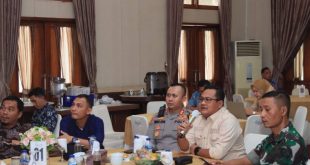 Penjabat (Pj.) Wali Kota Lubuklinggau, Trisko Defriyansa, menghadiri acara Rapat Pleno terbuka hasil perhitungan perolehan suara pada Pemilu 2024 tingkat kecamatan dalam wilayah Kota Lubuklinggau, via zoom meeting di Rumah Dinas Wali Kota Lubuklinggau, Kelurahan Petanang Ilir Kecamatan Lubuklinggau Utara l, hari Minggu tanggal 18 Februari 2024. (bekisarmedia.id/Tri Ricki)