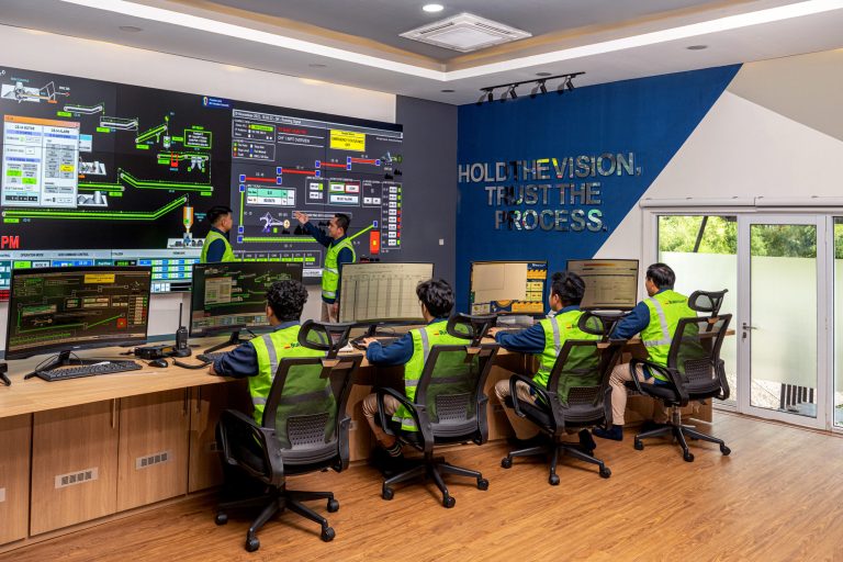 PT. Bukit Asam Tbk (PTBA) melakukan digitalisasi untuk mendukung aktivitas operasional Perusahaan. Seluruh kegiatan operasi, mulai dari produksi di pertambangan hingga pelabuhan, dapat dipantau secara real time melalui ponsel dengan in-house super app CiSea. (foto : Dokumen Pribadi PT. Bukit Asam)