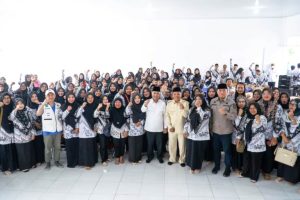 Pj. Bupati Kabupaten Musi Banyuasin, H. Apriyadi Mahmud, foto bersama dengan para guru saat meresmikan Pusat Belajar Guru di Desa Bandar Agung, Kecamatan Lalan, pada hari Rabu tanggal 7 Februari 2024.