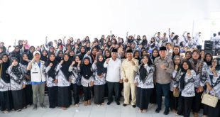 Pj. Bupati Kabupaten Musi Banyuasin, H. Apriyadi Mahmud, foto bersama dengan para guru saat meresmikan Pusat Belajar Guru di Desa Bandar Agung, Kecamatan Lalan, pada hari Rabu tanggal 7 Februari 2024.