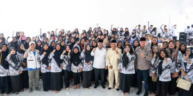 Pj. Bupati Kabupaten Musi Banyuasin, H. Apriyadi Mahmud, foto bersama dengan para guru saat meresmikan Pusat Belajar Guru di Desa Bandar Agung, Kecamatan Lalan, pada hari Rabu tanggal 7 Februari 2024.