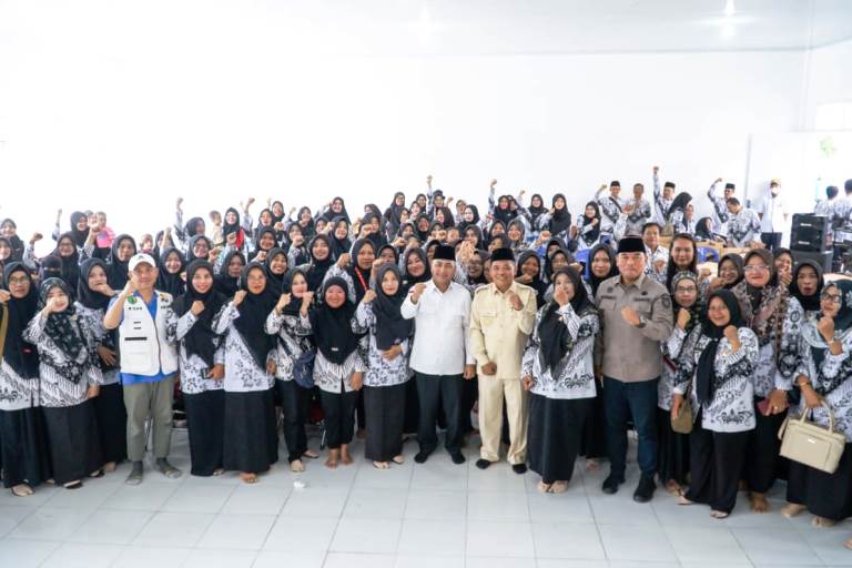 Pj. Bupati Kabupaten Musi Banyuasin, H. Apriyadi Mahmud, foto bersama dengan para guru saat meresmikan Pusat Belajar Guru di Desa Bandar Agung, Kecamatan Lalan, pada hari Rabu tanggal 7 Februari 2024.