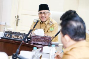 Pj. Bupati Kabupaten Musi Banyuasin (Muba), H. Apriyadi Mahmud memimpin rapat dengan seluruh jajaran Pemerintah Kabupaten (Pemkab) Muba yang digelar di Ruang Rapat Serasan Sekate, pada hari Senin tanggal 12 Februari 2024.