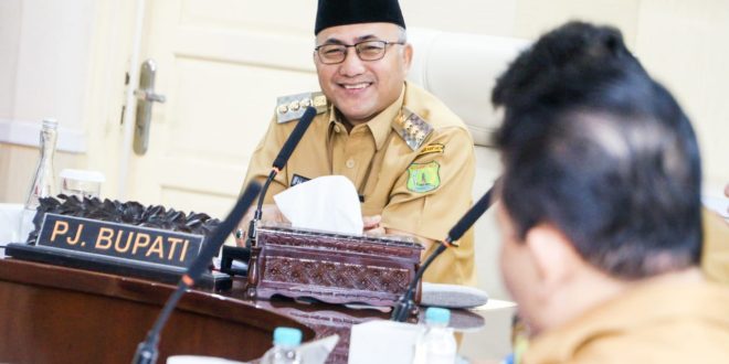 Pj. Bupati Kabupaten Musi Banyuasin (Muba), H. Apriyadi Mahmud memimpin rapat dengan seluruh jajaran Pemerintah Kabupaten (Pemkab) Muba yang digelar di Ruang Rapat Serasan Sekate, pada hari Senin tanggal 12 Februari 2024.