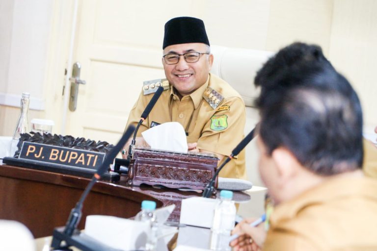 Pj. Bupati Kabupaten Musi Banyuasin (Muba), H. Apriyadi Mahmud memimpin rapat dengan seluruh jajaran Pemerintah Kabupaten (Pemkab) Muba yang digelar di Ruang Rapat Serasan Sekate, pada hari Senin tanggal 12 Februari 2024.