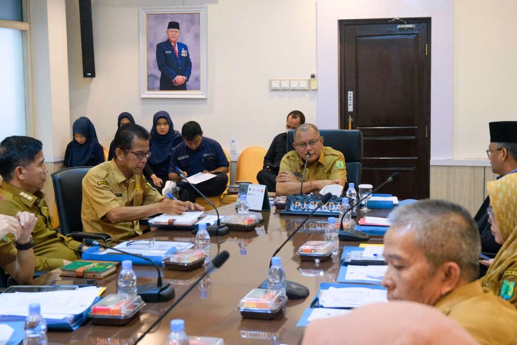 Penjabat (Pj.) Sekretaris Daerah (Sekda) Kabupaten Muba, Musni Wijaya, memimpin rapat pemantapan program kerja hasil Musyawarah Kabupaten (Muskab) tahun 2024, dan persiapan pelantikan pengurus KORPRI Kabupaten Muba masa bakti 2024-2029, di Ruang Rapat Sekda Muba, hari Selasa tanggal 20 Februari 2024. (foto : Dinkominfo Muba)