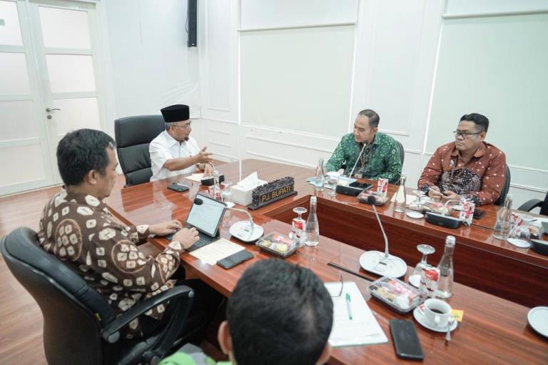 Pj. Bupati Kabupaten Musi Banyuasin, H. Apriyadi Mahmud, Menerima Kepala Badan Pusat Statistik Provinsi Sumatera Selatan di Kantor Perwakilan Musi Banyuasin di Palembang, hari Rabu tanggal 21 Februari 2024. (foto : Dinkominfo Muba)