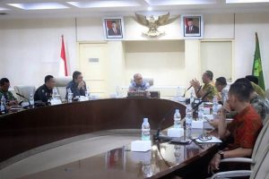 Pj. Sekretaris Daerah Kabupaten Musi Banyuasin, Musni Wijaya, memimpin Rapat Koordinasi percepatan penanggulangan terhadap peningkatan kasus Demam Berdarah Dengue (DBD) pada hari Kamis tanggal 22 Februari 2024 di Ruang Rapat Serasan Sekate, Sekayu. (foto : Dinkominfo Muba)
