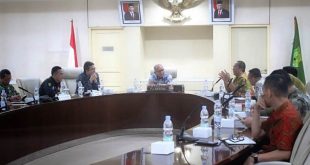 Pj. Sekretaris Daerah Kabupaten Musi Banyuasin, Musni Wijaya, memimpin Rapat Koordinasi percepatan penanggulangan terhadap peningkatan kasus Demam Berdarah Dengue (DBD) pada hari Kamis tanggal 22 Februari 2024 di Ruang Rapat Serasan Sekate, Sekayu. (foto : Dinkominfo Muba)