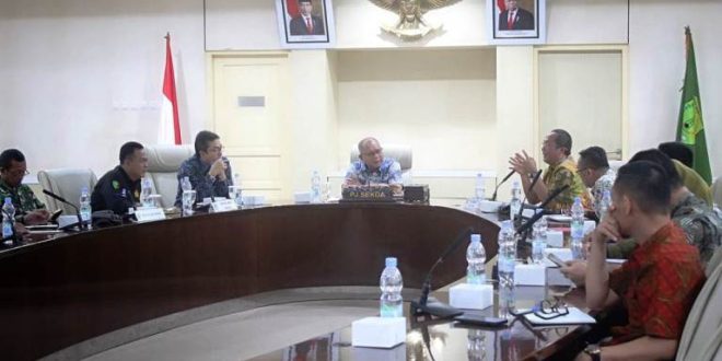 Pj. Sekretaris Daerah Kabupaten Musi Banyuasin, Musni Wijaya, memimpin Rapat Koordinasi percepatan penanggulangan terhadap peningkatan kasus Demam Berdarah Dengue (DBD) pada hari Kamis tanggal 22 Februari 2024 di Ruang Rapat Serasan Sekate, Sekayu. (foto : Dinkominfo Muba)