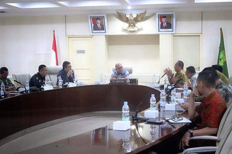 Pj. Sekretaris Daerah Kabupaten Musi Banyuasin, Musni Wijaya, memimpin Rapat Koordinasi percepatan penanggulangan terhadap peningkatan kasus Demam Berdarah Dengue (DBD) pada hari Kamis tanggal 22 Februari 2024 di Ruang Rapat Serasan Sekate, Sekayu. (foto : Dinkominfo Muba)