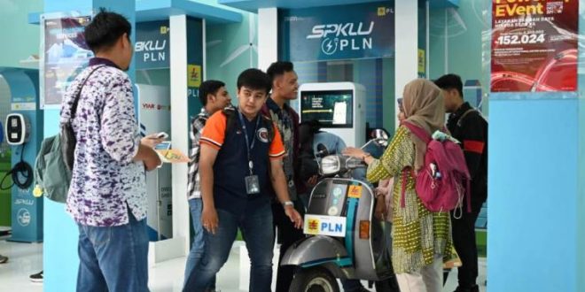 Booth PLN di Gelaran Indonesia Internasional Motor Show (IIMS) Tahun 2024 yang berlangsung sejak 15-25 Februari di JIEXPO Kemayoran, Jakarta. (foto : Dokumentasi PT. PLN)