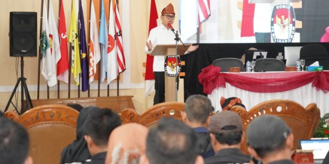 Pj. Bupati Kabupaten Banyuasin, Hani S. Rustam, didampingi Sekretaris Daerah (Sekda) dan sejumlah Kepala Perangkat Daerah (KPD) serta Forkompinda, menghadi secara langsung pembukaan Rapat Pleno Terbuka Hasil Pemilu Tahun 2024 tingkat Kabupaten yang berlangsung di Aula Komisi Pemilihan Umum (KPU) Kabupaten Banyuasin, hari Rabu tanggal 28 Februari 2024. (foto : SMSI Sumsel)