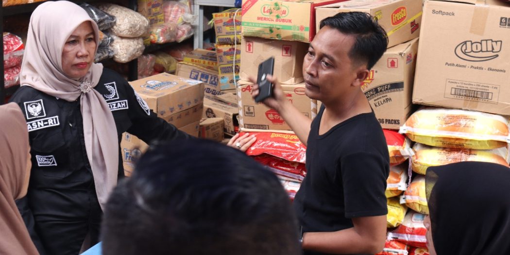 Pemerintah Kabupaten (Pemkab) Musi Banyuasin (Muba) melalui Dinas Perdagangan dan Perindustrian (Dindagperin), melakukan Inspeksi Mendadak (sidak) ke pasar tradisional Randik, hari Jum'at tanggal 23 Februari 2024. (foto : Dinkominfo Muba)