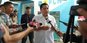 Menteri Badan Usaha Milik Negara (BUMN) Republik Indonesia, Erick Thohir, mengunjungi booth PLN di Indonesia International Motor Show (IIMS) Tahun 2024 pada hari Minggu tanggal 18 Februari 2024. (foto : SMSI Sumsel)