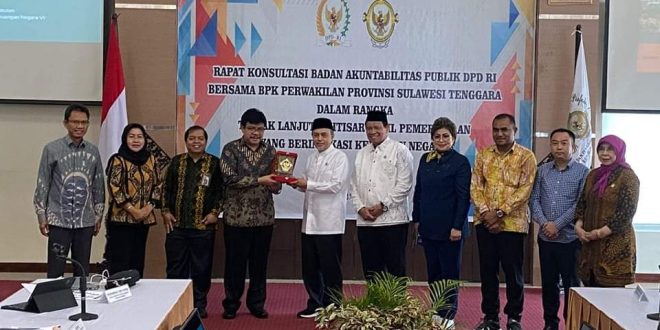 Rombongan Badan Akuntabilitas Publik Dewan Perwakilan Daerah Republik Indonesia foto bersama dengan Perwakilan Badan Pemeriksa Keuangan di Provinsi Sulawesi Tenggara, hari Kamis tanggal 21 Maret 2024 di Auditorium Kantor Badan Perwakilan Provinsi Sulawesi Tenggara. (dpd.go.id)