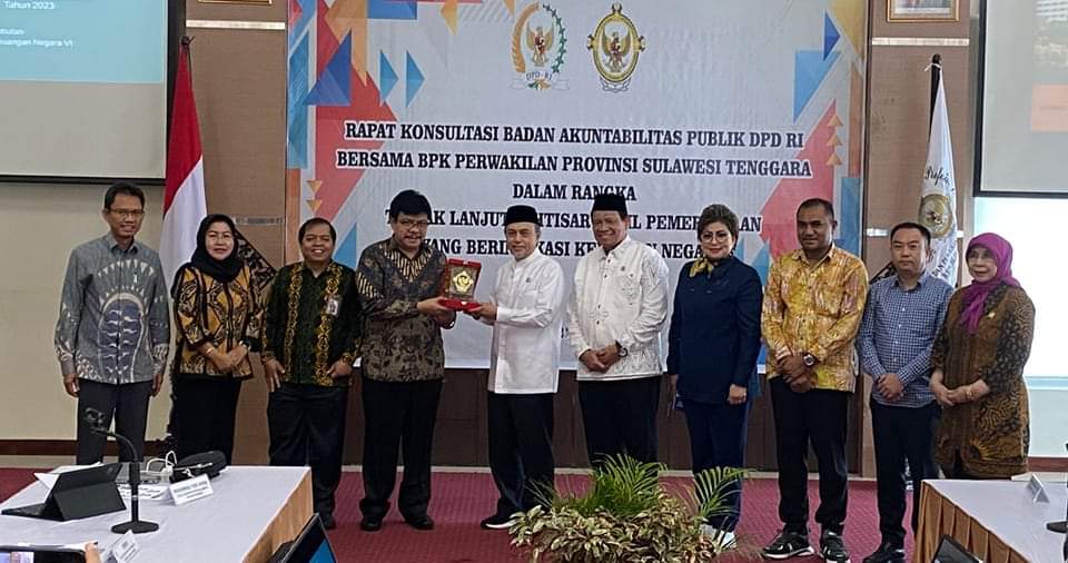 Rombongan Badan Akuntabilitas Publik Dewan Perwakilan Daerah Republik Indonesia foto bersama dengan Perwakilan Badan Pemeriksa Keuangan di Provinsi Sulawesi Tenggara, hari Kamis tanggal 21 Maret 2024 di Auditorium Kantor Badan Perwakilan Provinsi Sulawesi Tenggara. (dpd.go.id)