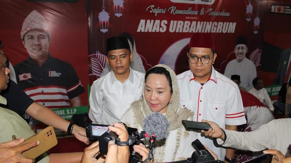 Hj. Lucianty, Ketua Umum Pimpinan Nasional Partai Kebangkitan Nusantara Provinsi Sumatera Selatan, saat diwawancara wartawan pada acara Safari Ramadhan dan Sarasehan di Sekretariat Pimpinan Daerah PKN Provinsi Sumatera Selatan, di Jalan Soekarno-Hatta, Kelurahan Talang Kelapa, Kecamatan Alang-alang Lebar, Palembang, Minggu, 24 Maret 2024. (bekisarmedia.id/angga putra)