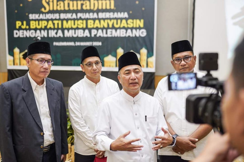 Pj. Bupati Kabupaten Musi Banyuasin, H. Apriyadi Mahmud, saat menghadiri acara silaturahmi sekaligus buka puasa bersama yang digelar oleh Ikatan Keluarga Musi Banyuasin di Hotel Santika Premier, Palembang, hari Minggu tanggal 24 Maret 2024. (bekisarmedia.id/angga putra)